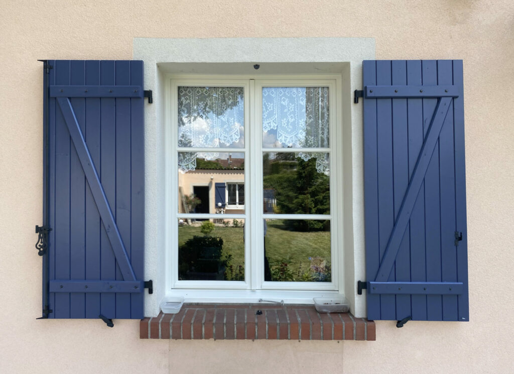 volet_bois_couleur_fenetre_pvc