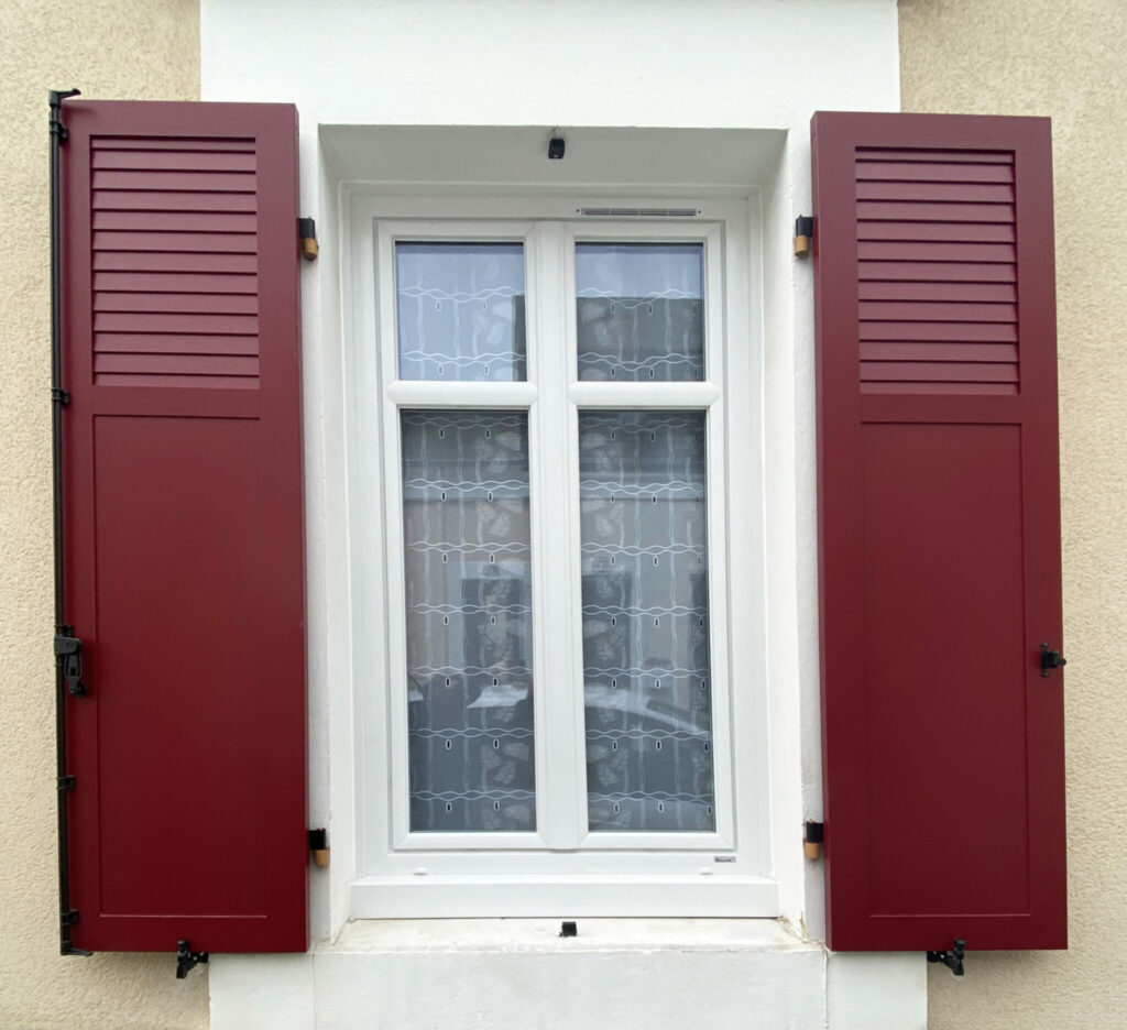 volet_rouge_aluminium_penetre_pvc